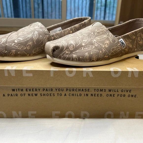 Toms Classic Desert Taupe Foil Feathers - Picture 3 of 6